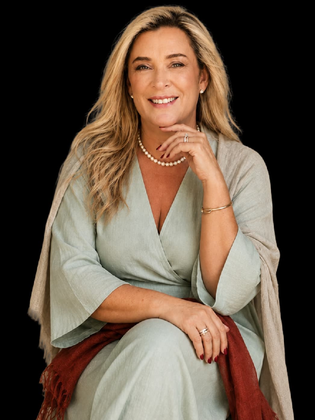 Cecília Alecrim, mentora de mulheres, sentada e sorrindo